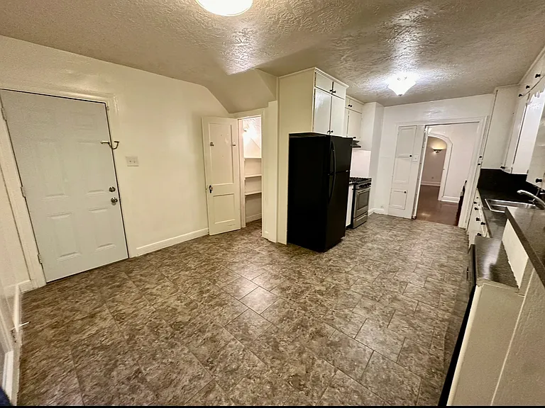 212 W Hunnicutt Ave #1 — Photo 5