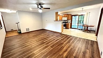 4 bed, 2.5 bath, 3372 sqft, $5,300 — Photo 2