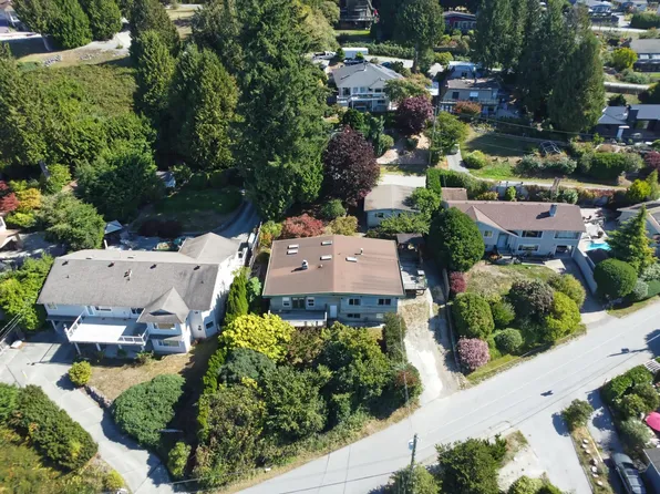 5134 Radcliffe Rd, Sechelt, BC V7Z 0G5