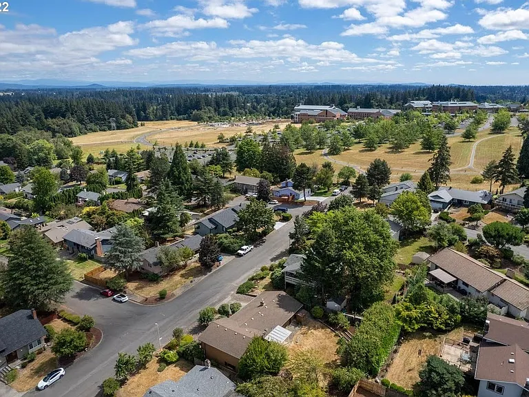 Safe and quiet neighborhood, just a block from Washington State University. Perfect for walks or runs.