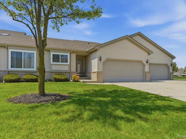 53199 Pineridge Dr, Chesterfield, MI 48051