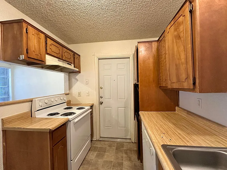 2312 Silverhill Dr — Photo 10