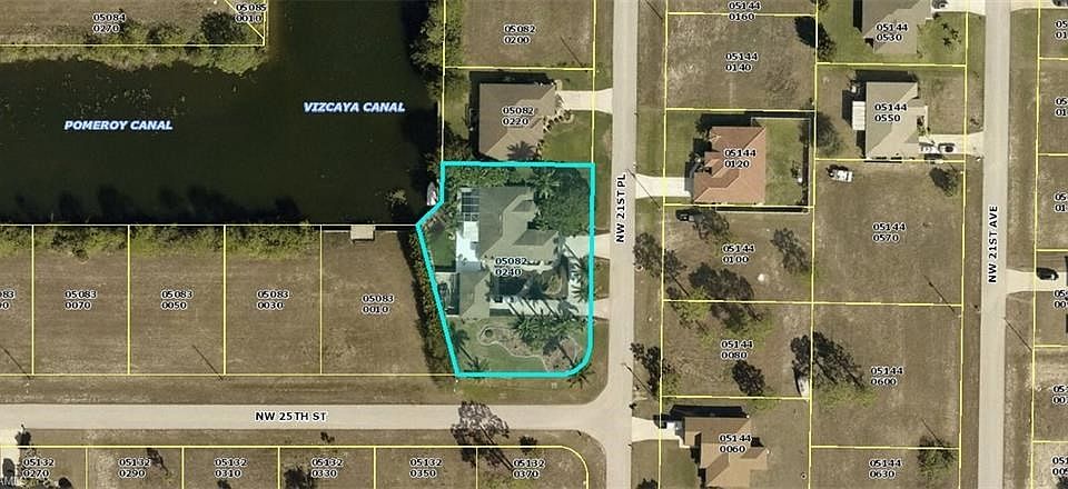 4 BR 2 Bathrooms and Enough Garage Space to Hold at Least 4 Vehicles on Over a 1/2 acre of land.  Corner lot.  Western Rear Expo