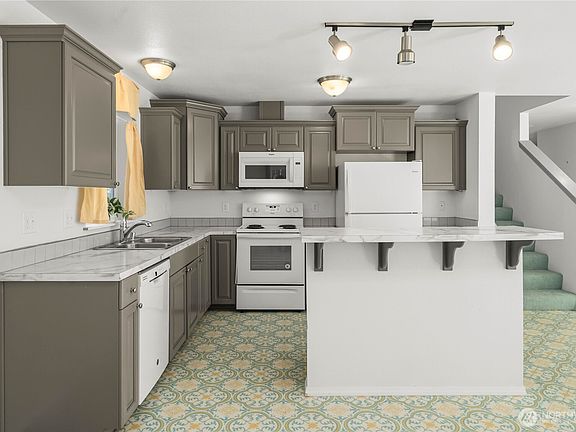 5th image of 520 E Lakeshore Drive W