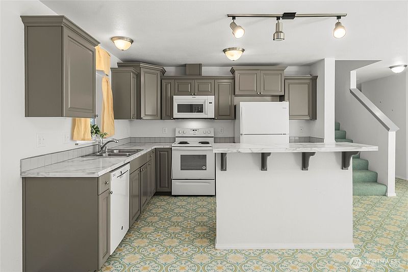 5th image of 520 E Lakeshore Drive W