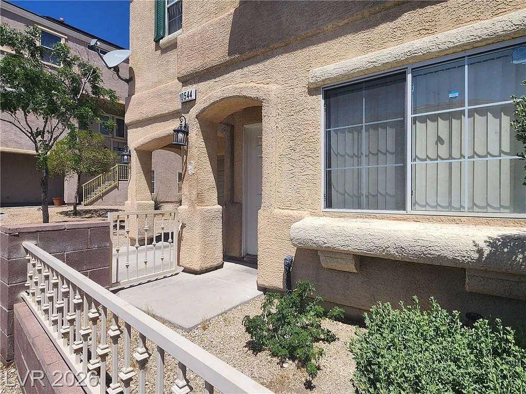 3 bed, 2.5 bath, 1612 sqft, $2,275 — Photo 2