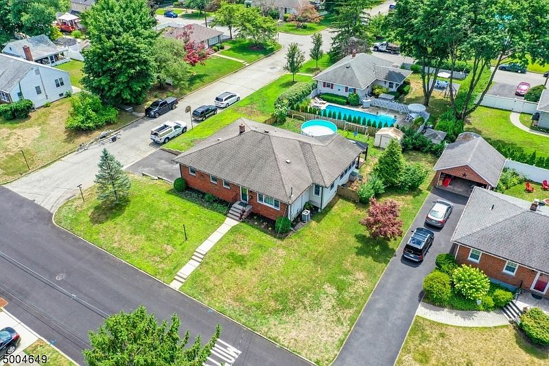 1st image of 142 Poplar Ave