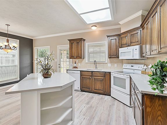 3rd image of 915 Orchid St