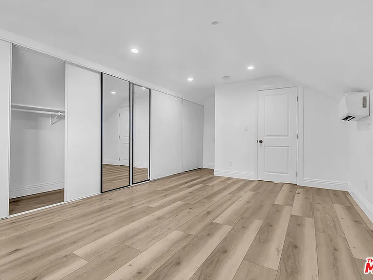 261 W 43rd Pl — Photo 21