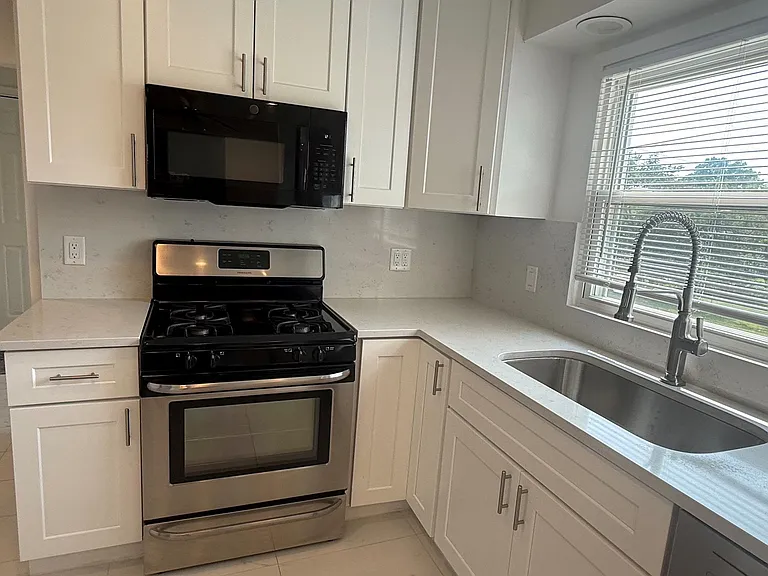 4803 Thorntree Dr — Photo 4