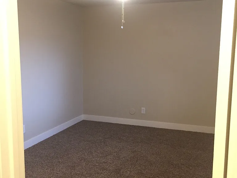 Updated 2 Bedroom Townhome for Rent in Loveland: Shared Garage, Patio, Washer/Dryer Hookups — Photo 9