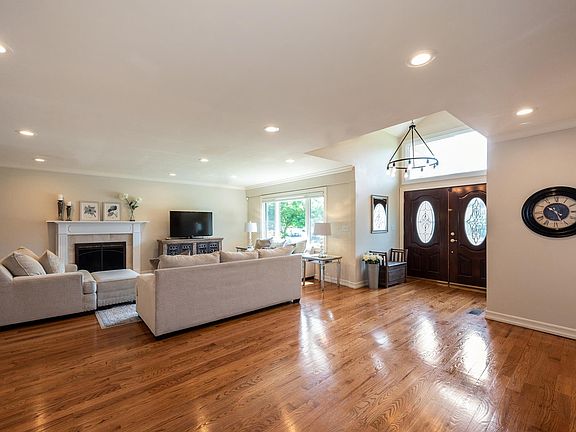 3rd image of 114 Westwood Cir