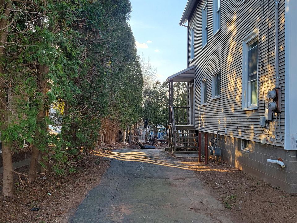 Driveway - parking in rear