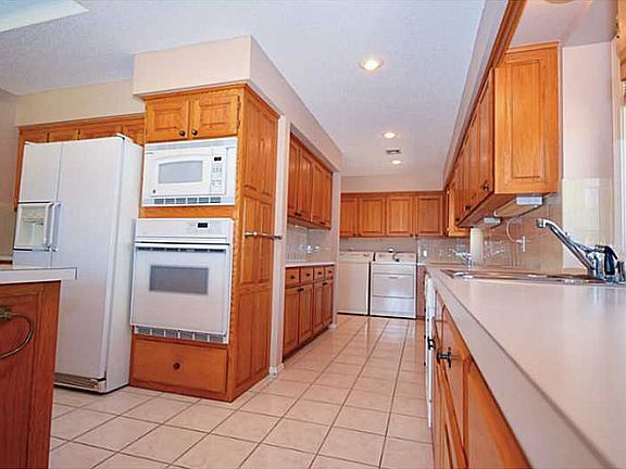 4th image of 17 Carroll Dr