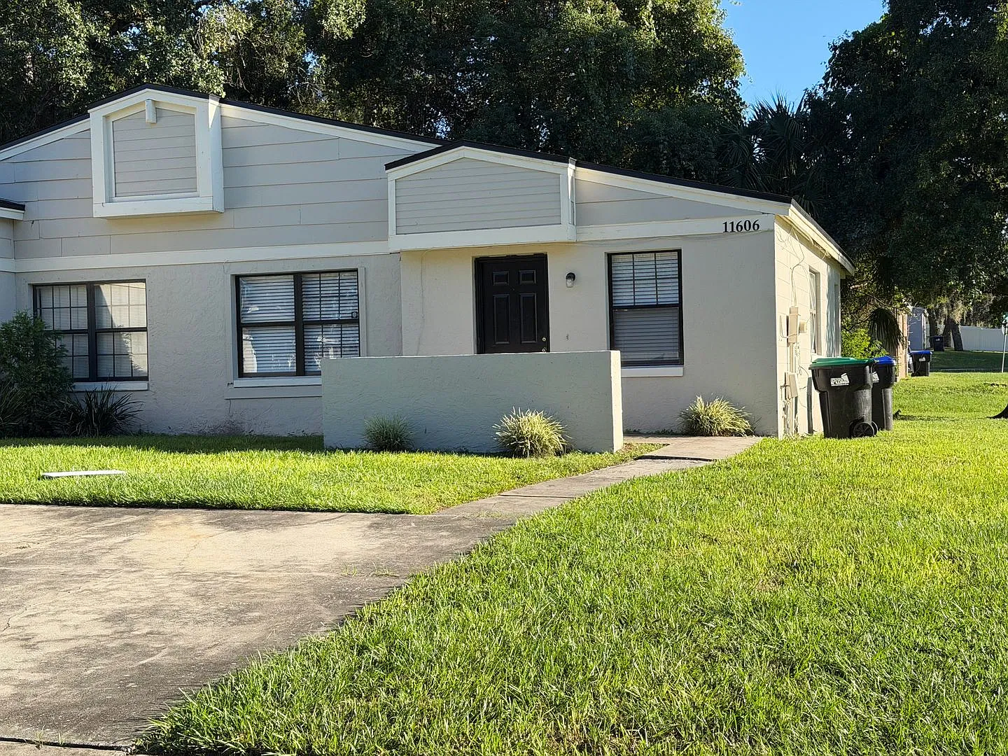 Charming 2 Bedroom Duplex Near UCF Available Now! — Photo 1
