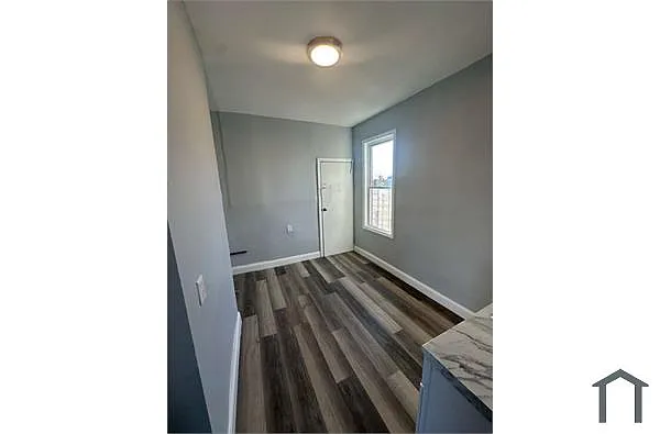 Building Photo - 555 E 20th St #3R