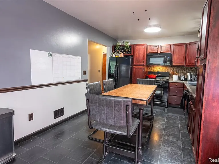 23400 Reynolds Ave — Photo 11