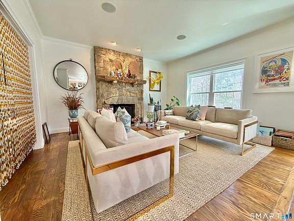 3rd image of 577 Lakeside Road