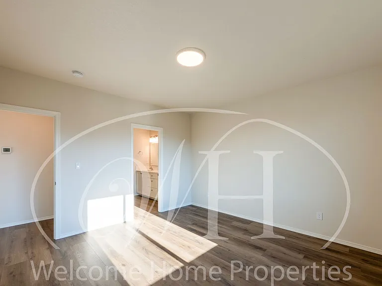 643 Ava St — Photo 21