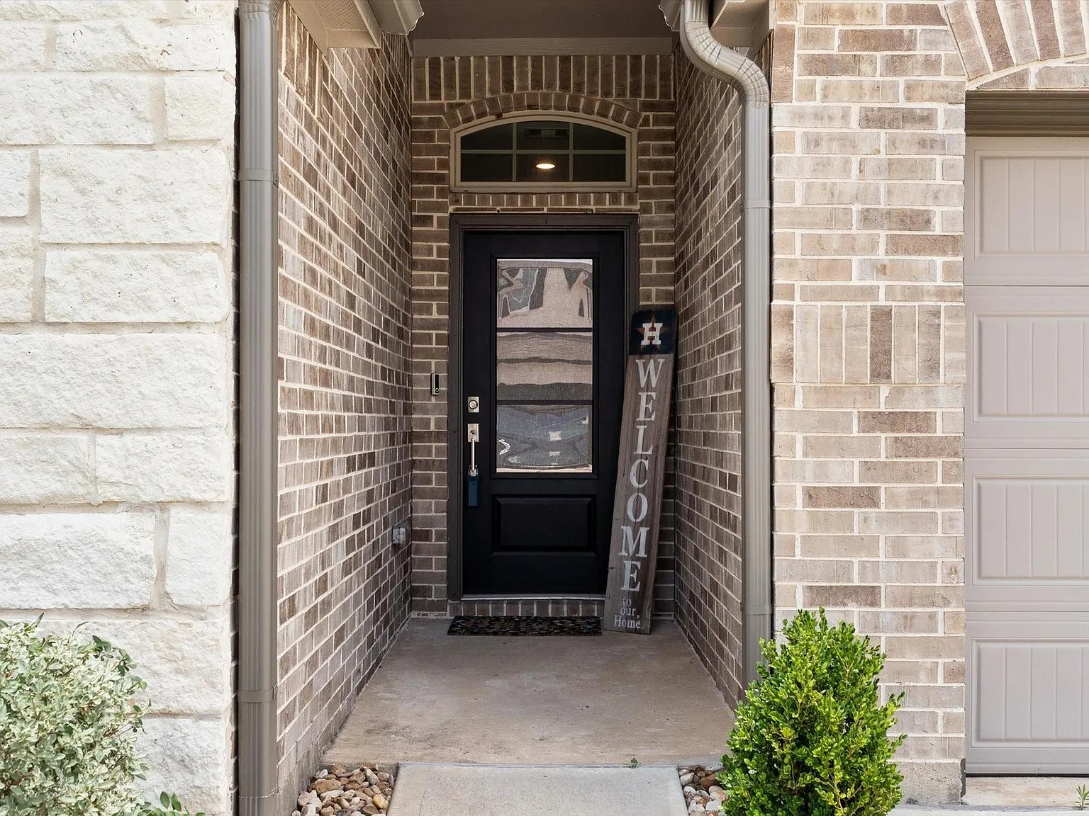3 bed, 2.0 bath, 2086 sqft, $3,100 — Photo 2