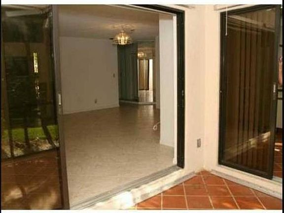 Screened tiled porch