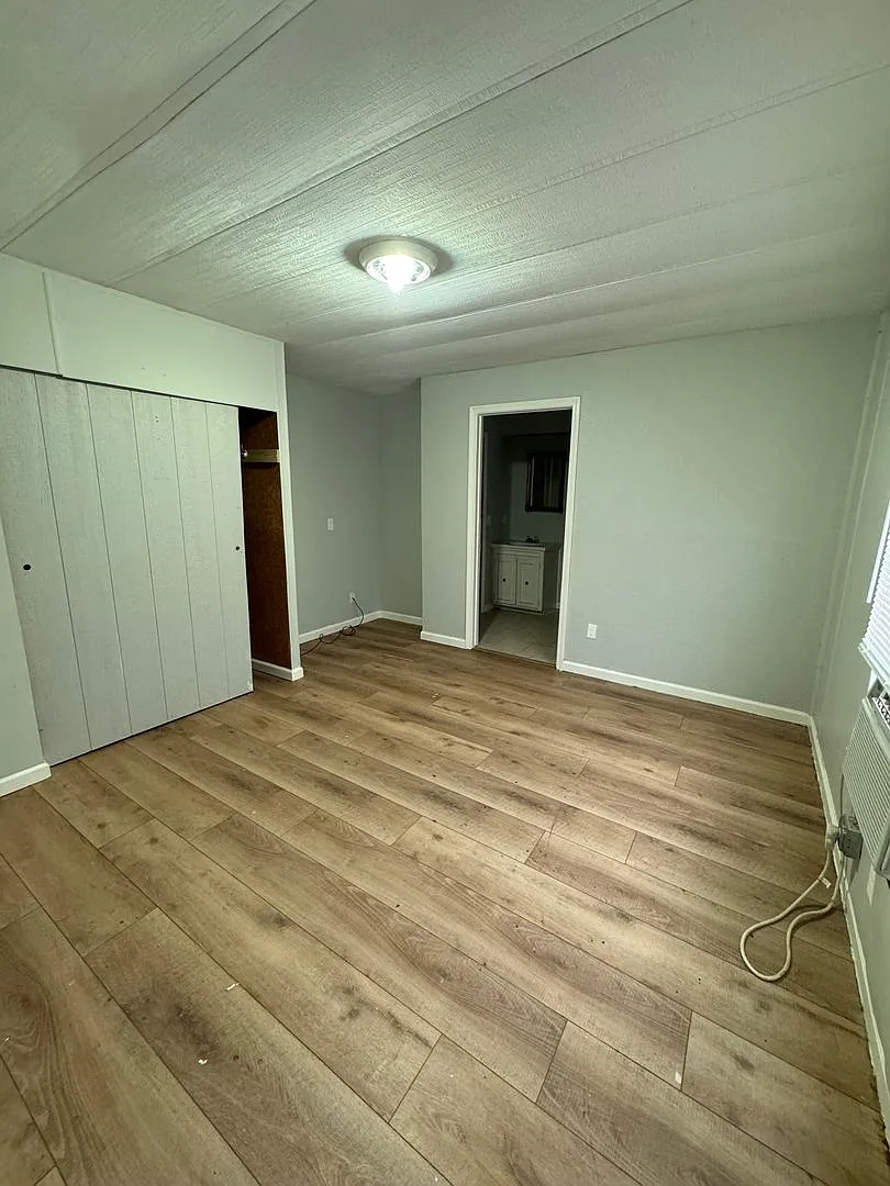 Large Manufactured Home — Photo 3