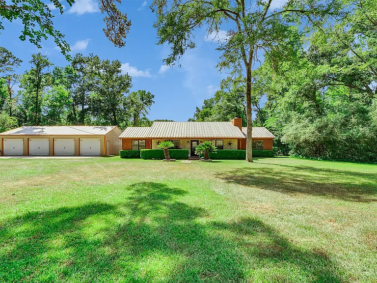 18085 Lake Dr E — Photo 3