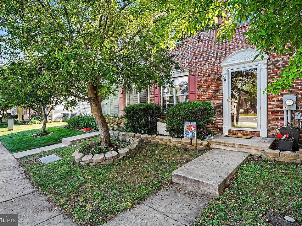 1st image of 35 Chartwell Ct
