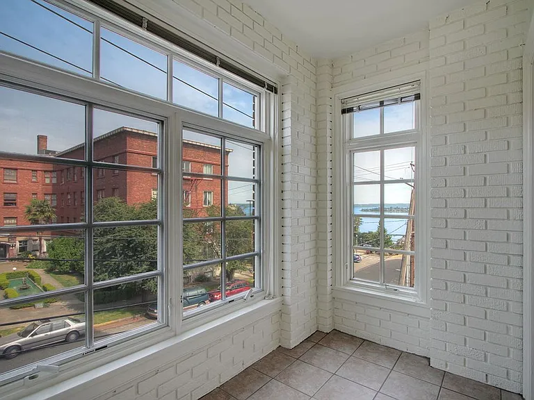 Townhouse Apartments — Photo 10