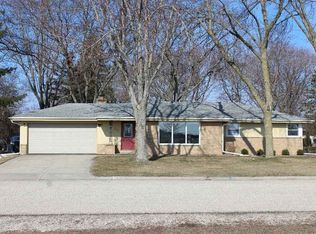 1392 N Lapham St, Oconomowoc, WI 53066
