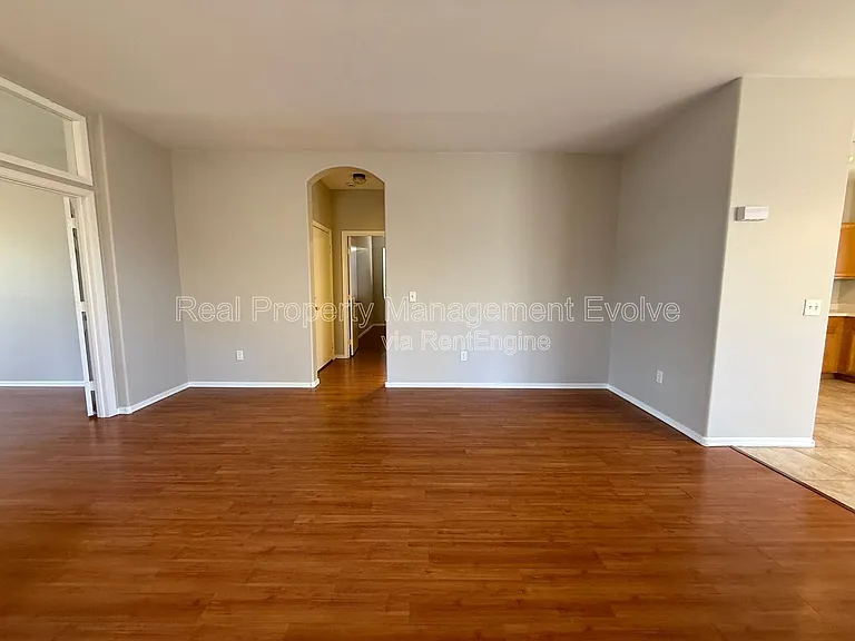 8720 E Knowles Ave — Photo 4