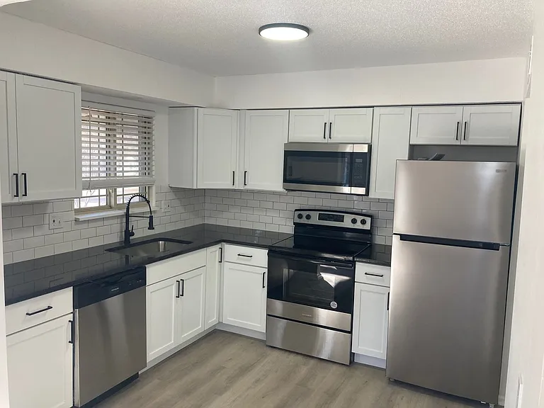 LIMITED TIME OFFER - DISCOUNTED RENTS ON STUDIO, ONE & TWO Bedroom Apartment & Townhomes!! — Photo 17