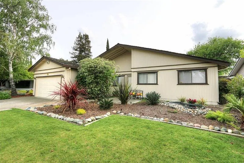 109 Parkshore Cir photo 1