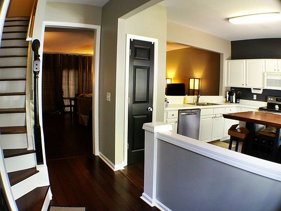 Foyer (hardwood floors)