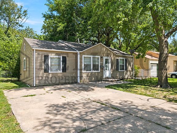 4th image of 1126 S Silverdale Ct