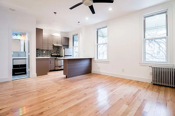 Rented by EXR | media 10