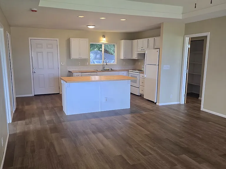16-2052 Jewel Dr — Photo 4