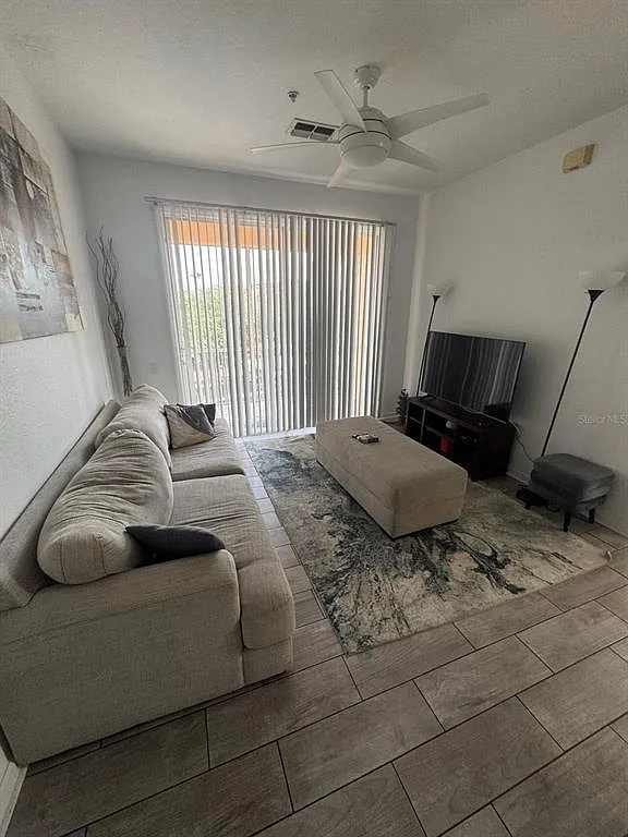 3 bed, 2.0 bath, 1276 sqft, $1,950 — Photo 2