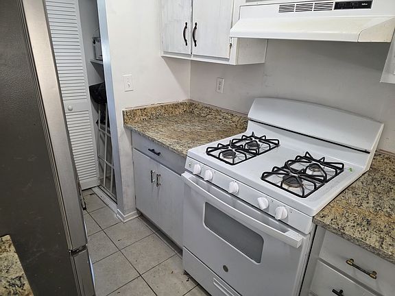 5th image of 437 Saint Ives Sq