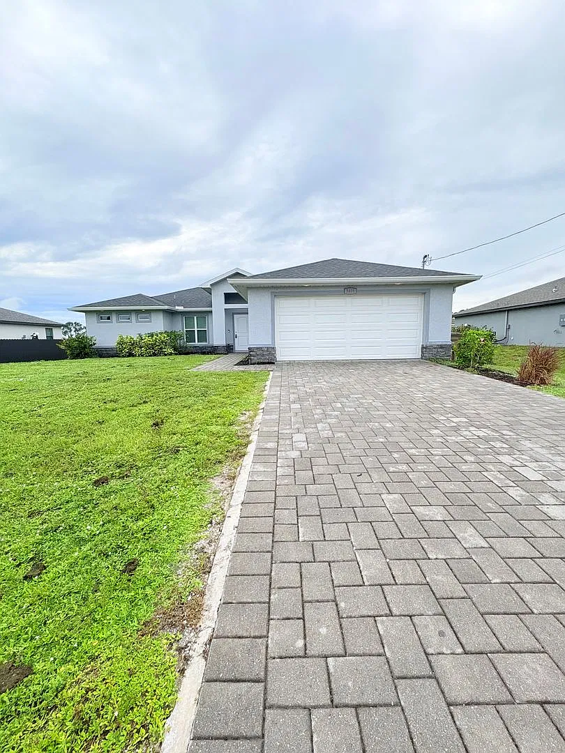 Bright 3-Bedroom Home with Open Living, Modern Kitchen & 2-Car Garage — Photo 1