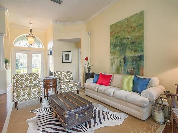 4th image of 402 Almeria Ct
