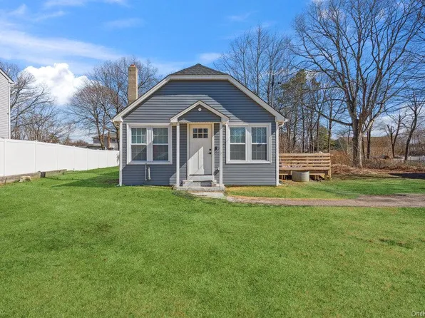 85 Floyd Street, Deer Park, NY 11729