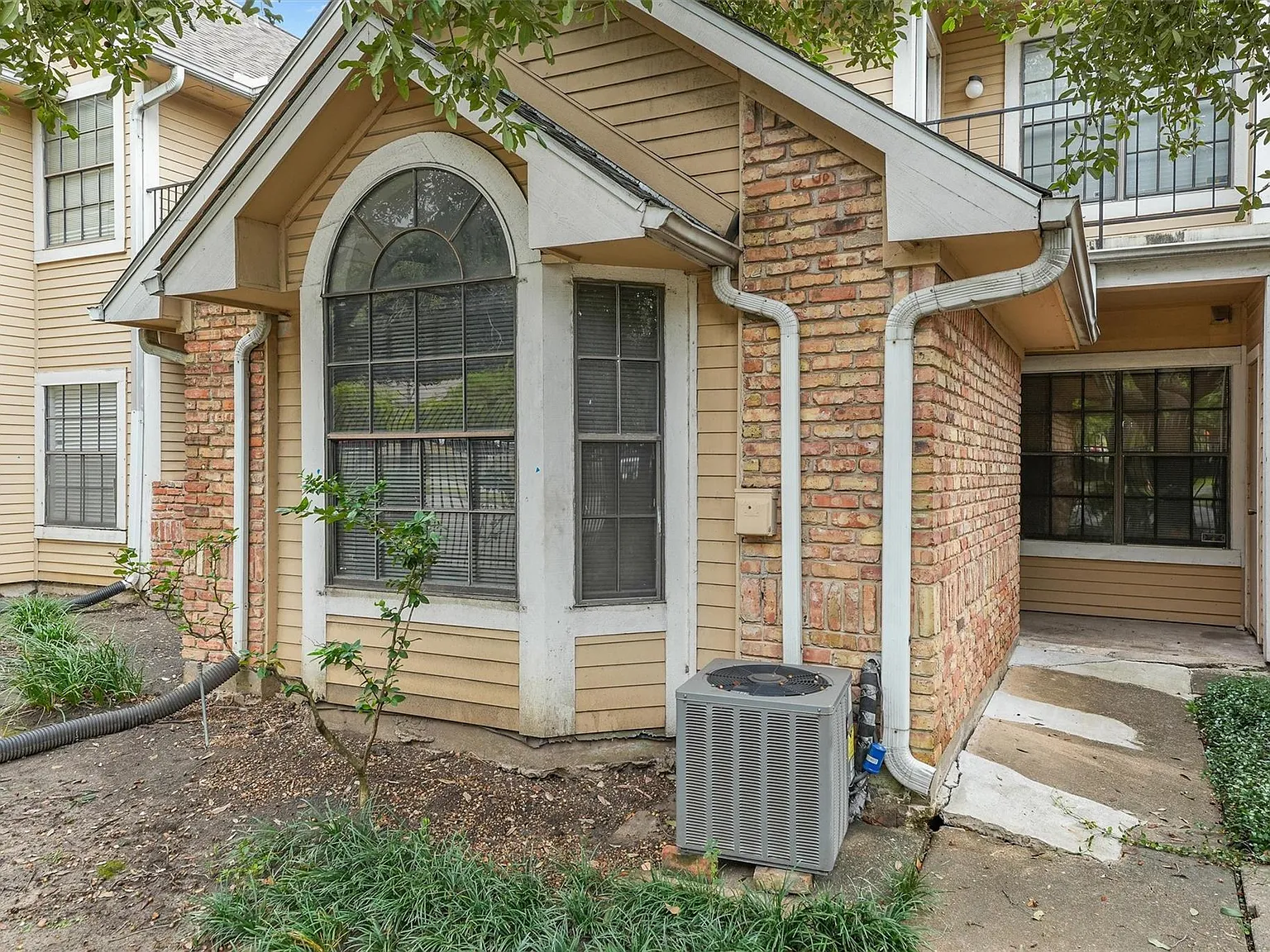 2 bed, 1.0 bath, 838 sqft, $1,150 — Photo 2