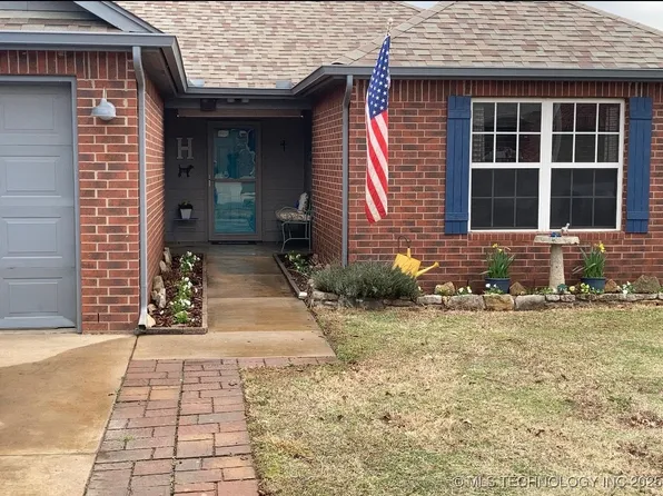 1118 S Catalina Dr, Oologah, OK 74053