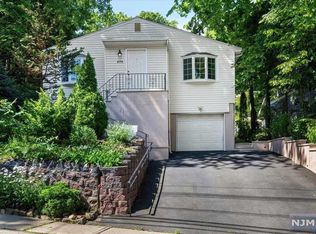 454 Fort Lee Rd, Leonia, NJ 07605