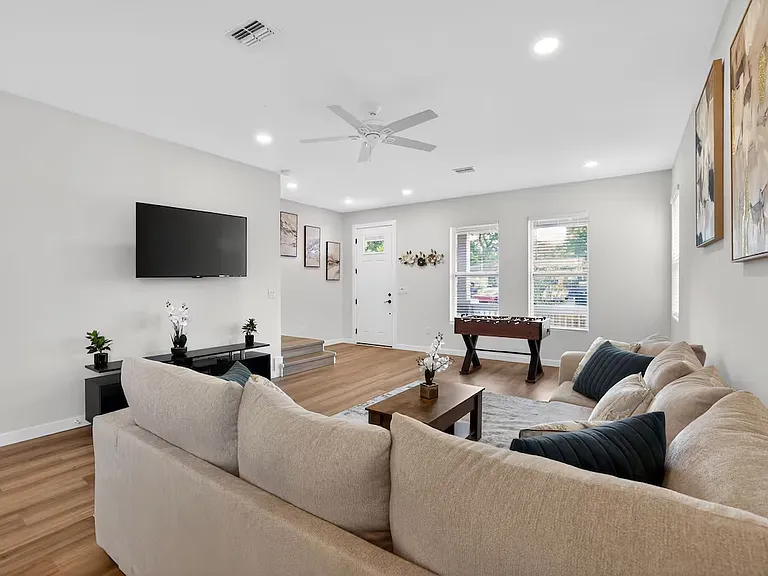 210 E Columbus Dr #B — Photo 13