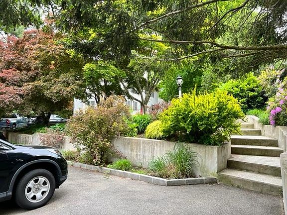 3rd image of 33 Old Locust Ave