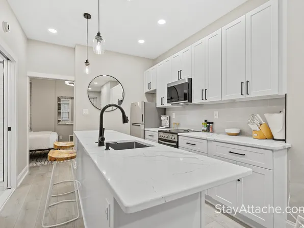216 4th St SE APT 2, Washington, DC 20003