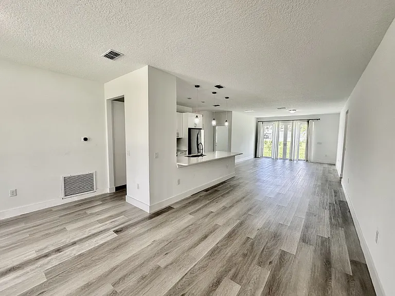 1370 Cogan Dr SE — Photo 6