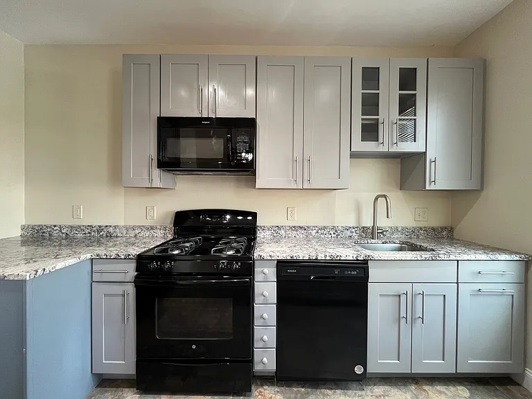 837 Highview St #2 — Photo 4
